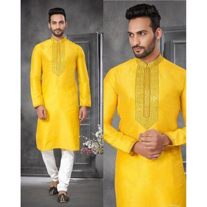 Kurta pour homme en soie brodée fantaisie avec pyjama jaune - Product Image 1