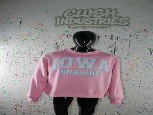 Sweat-shirt à col montant rose IOWA NURSING, 100% coton blanc, broderie appliquée, col large, CLUSH SPORTS - Product Image 2