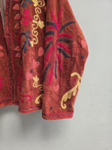 เสื้อแจ็คเก็ตกำมะหยี่ลายซูซานีสำหรับผู้หญิง ปักลายดอกไม้หลากสีสัน สไตล์โบฮีเมียน เสื้อโค้ทฤดูหนาว ขายส่ง ผู้ส่งออกแฟชั่น B2B - Product Image 5