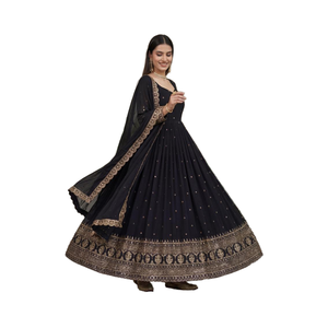 Robe de soirée TENNECY Fox Georgette brodée, style pakistanais moderne, avec broderie traditionnelle, sequins et Zari - Product Image 1