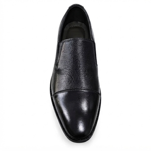 Mocassins pour homme en cuir grainé noir avec embout brillant et emblème doré - Product Image 1