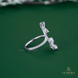Magnifique bague florale en diamant de laboratoire cultivé, sertie de pierres en forme de poire, de marquise et de rondes, avec micro-pavé et design papillon. - Product Image 6