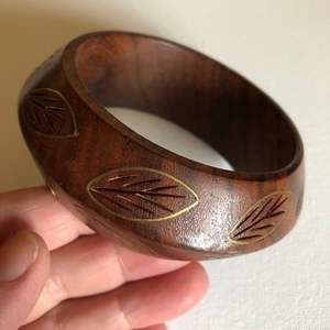 Brazaletes de Hierro Fundido Estilo Art Deco con Acabado Liso e Incrustaciones de Cobre, Hechos a Mano para Joyería Femenina Moderna y Atemporal - Product Image 6