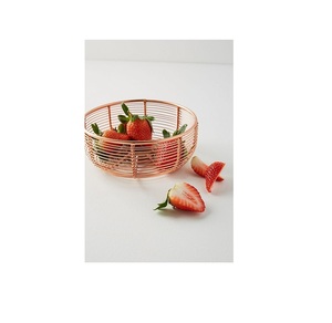 Panier à fruits en métal artisanal avec design en fil métallique ouvert, idéal pour la décoration de table et la mise en valeur de la maison - Product Image 4