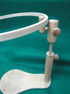 Aro de madera con esquinas redondeadas NF0004 con soporte, soporte de aro de madera con anillo ajustable para uso en bordado y manualidades. - Product Image 4