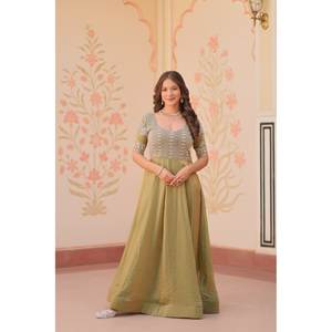 Robe de soirée A-line faite à la main, magnifique, taille empire, perles brodées sur tissu organza - Product Image 5