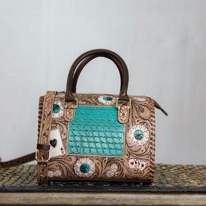 Bolsa de Viaje de Cuero Hecha a Mano de Lujo, Color Bronceado con Panel Turquesa, Diseño de Cartas de Póker, Cierre de Cremallera - Product Image 2
