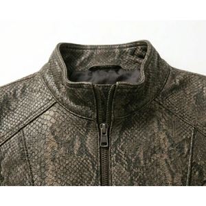 Chaqueta de lona de piel de oveja marrón personalizada para hombre, cierre de cremallera, relleno de poliéster, cuello alto, estilo vintage, forro de piel sintética - Product Image 3