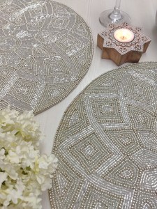 Set de table rond en polyester/coton fait main, brodé de fleurs, rayé, écologique, couleur argent. Ensemble de 2/4/6 pièces disponible pour une utilisation à domicile ou à l'hôtel - Product Image 4