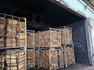 Bûches de bois de caoutchouc du Vietnam, séchées au four, à haute teneur énergétique, exportation en gros pour la cuisine, le chauffage et l'usage industriel - Product Image 3
