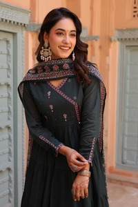 Elegant Deep Green 60x60 Cotton Pintex <b>Kurta</b> Pant Dupatta Set with Floral Embroidery and Tiered Flared Design for <b>Women</b> - Product Image 4