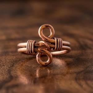 Anillo de cobre tradicional elaborado con cuidado, perfecto para tiendas de regalos, joyerías y colecciones de moda. - Product Image 4