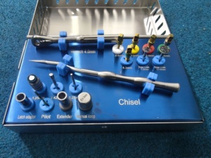 Kit d'implants dentaires manuels en acier inoxydable Bone Bridge Instruments BBI-386, comprenant ciseaux, disques, et dilatateurs osseux, avec tige de 3 mm et tête de 1,6 mm - Product Image 4