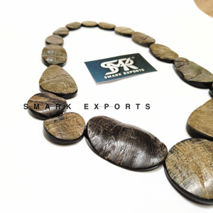 Collier de perles en corne de buffle naturelle pour femmes, bijoux en corne organique faits à la main, tour de cou de style tribal ethnique - Product Image 3