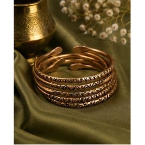 Conjunto de Brazaletes Apilables con Patrón Tribal, Acabado Bronce Vintage, Diseño de Punta de Almohada, para Brazo - Product Image 1