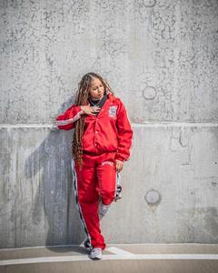Ensemble de survêtement deux pièces pour femme de qualité supérieure avec veste zippée en nylon à logo personnalisé et pantalon de jogging évasé coupe-vent - Product Image 1