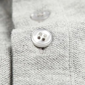 Polo à manches courtes gris pour homme, tricoté, couleur unie, design décontracté et respirant, avec col et poignets à bordure marine - Product Image 4