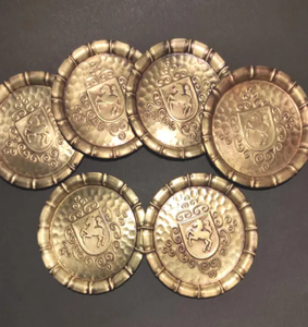 Ensemble de sous-verres en laiton poli avec support, doté de rainures circulaires concentriques, disponible à prix de gros. - Product Image 4