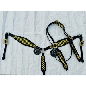Conjunto de cabezada de una oreja y pechera de cuero negro estilo western para caballo con incrustaciones a cuadros amarillos y conchos de diamantes de imitación, equipo ecuestre - Product Image 1