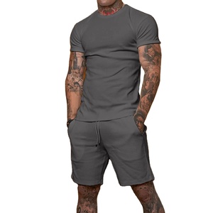 Ensemble deux pièces gris uni pour hommes, t-shirt à manches courtes et short décontracté d'été, tenue pour le streetwear et les ensembles sportifs - Product Image 1