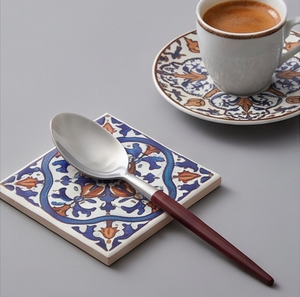 Ensemble de couverts modernes en argent avec manches en plastique rouge, compatibles lave-vaisselle, pour un usage quotidien et les occasions spéciales - Product Image 1
