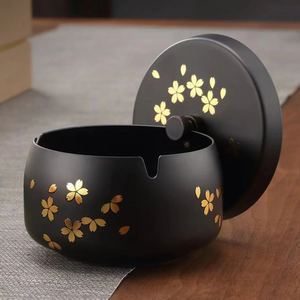 Cenicero metálico estilo cerámica negro brillante con diseño floral dorado, disponible a precios de mayorista. - Product Image 2