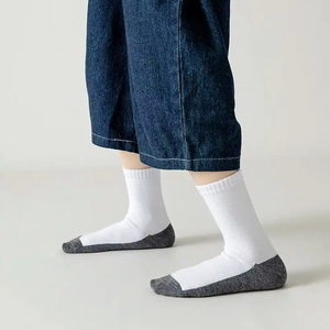 Chaussettes mi-mollet en coton de haute qualité pour femmes, broderie motif points de velours sur une demi-face, antidérapantes, tendance sportive - Product Image 1