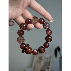 Elegante Brazalete de Resina Elaborado con Excelencia Artística, Accesorio de Muñeca Contemporáneo para las Tendencias de Moda - Product Image 1