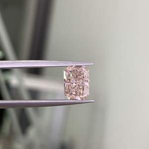 Diamantes Sueltos Rosa Fantasía, Corte Radiante, Cultivados en Laboratorio HPHT CVD, 1.9ct/2.52ct, Certificación IGI, Claridad VVS, Perforados con Láser, Venta al Por Mayor - Product Image 1