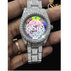 Offre Spéciale montre classique en argent et diamant pour un usage quotidien et formel et une batterie longue durée pour hommes disponibles à la vente - Product Image 1
