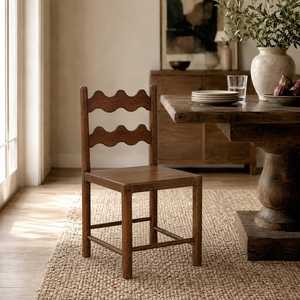Ensemble de table à manger en bois de style américain avec chaises à dossier ondulé, construction en bois massif, respectueux de l'environnement, pour les fêtes - Product Image 5