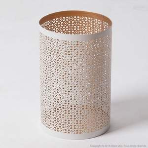 Porte-bougie artisanal en métal, conçu pour une lueur chaleureuse, rehaussant les intérieurs avec une beauté intemporelle et artisanale. - Product Image 5