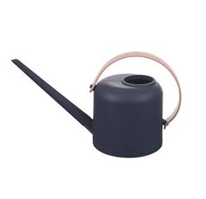 Arrosoir élégant en plastique noir avec long bec verseur et poignée en bois pour l'utilisation en jardinage, arrosoir pour balcon et jardin - Product Image 1