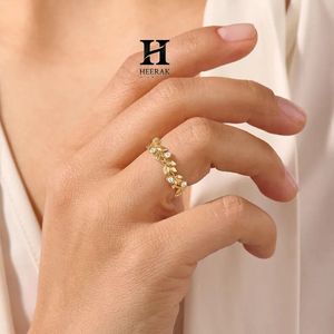Anillo de Diamantes Cultivados en Laboratorio con Diseño de Rama de Olivo de Lujo, Oro Amarillo de 14K, Anillo de Boda con Hoja de Laurel Botánica - Product Image 4