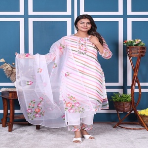 Ensemble Kurta Traditionnel Élégant NIYANI en Viscose Blanche à Séchage Rapide avec Dupatta à Rayures Pastel et Imprimé Floral pour Mariage Estival Frais et Tenue Ethnique - Product Image 1