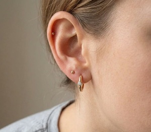 Boucles d'oreilles créoles Huggie en or blanc 14 carats serties de diamants de laboratoire, bijoux de fiançailles classiques pour femme, boucles d'oreilles minimalistes pour tous les jours - Product Image 1