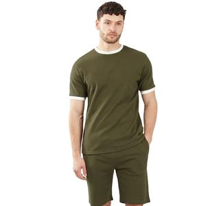 ชุดสองชิ้นสำหรับผู้ชายเสื้อยืดสีเขียวมะกอกขอบสีขาวและสั้นที่เข้ากันดีสำหรับผู้ชายเหมาะกับกีฬาและลุคลำลอง - Product Image 1