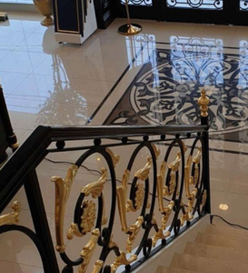 Rampe d'escalier moderne de luxe en fer forgé, décorative or et noir, balustrade intérieure personnalisée, design de main courante d'escalier en métal - Product Image 1