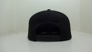 Casquette Snapback Structurée à 5 Panneaux Gris Uni Personnalisée en Gros, Casquette de Baseball à Visière Plate à Profil Moyen et Visière Plate à Profil Élevé - Product Image 5