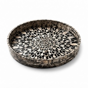 Plateau de service rectangulaire de luxe fait main avec incrustation de nacre motif écailles de poisson bleues, mosaïque de coquillages Capiz, décoration de table basse - Product Image 2