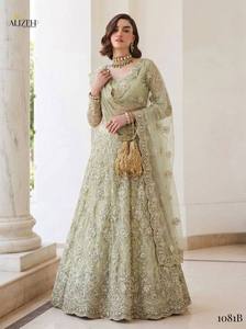 Vêtements ethniques pour femmes, tenue de soirée, lehenga, broderie papillon en filet, filet intérieur en soie Banjori, bordure en dentelle, lourdement orné. - Product Image 3