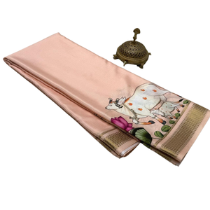 ผ้าส่าหรีสีพีชผ้าไหมแบบพรีเมี่ยมพร้อมด้วยลายวัววาดด้วยมือและขอบ zari สีทอง - Product Image 1