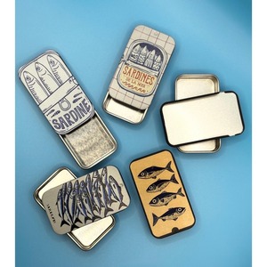 Caja de cerillas vintage de aluminio con diseño de sardinas y estampado de peces, reciclable, para uso doméstico - Product Image 1