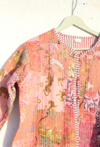 เสื้อแจ็คเก็ตผ้าควิลท์ทำมือสำหรับผู้หญิง สไตล์โบโฮใหม่ สีชมพู ผ้าฝ้าย คิโมโน แต่งแถบขอบ ด้านหน้าเปิด - Product Image 2