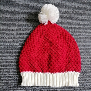 Bonnet de Noël en tricot rouge avec pompon et revers blancs pour Noël - Product Image 6