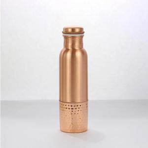 Hydratation pure dans une bouteille d'eau en cuivre intemporelle pour un bien-être naturel, une vie durable et des rituels d'hydratation saine au quotidien - Product Image 4