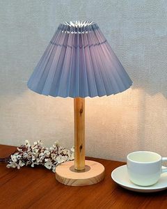 Lampe de table LED scandinave moderne en bois plissé pour chambre à coucher, chevet, bureau, avec éclairage ambiant chaud - Product Image 5