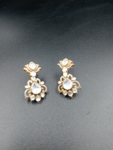ต่างหูระย้าทรงหยดน้ำประดับเพชรทรงลูกแพร์ ดีไซน์ดอกไม้จาก Amaira Jewels ชุบทอง 22k สำหรับงานแต่งงาน เครื่องประดับผู้หญิงสุดอินเทรนด์ - Product Image 6
