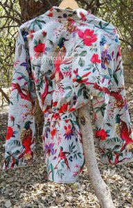 Elegante Bata de Mujer de Terciopelo Verde con Estampado Animal y Bordado a Mano, Manga Larga, Gruesa, Tipo Jersey, Acabada - Product Image 2