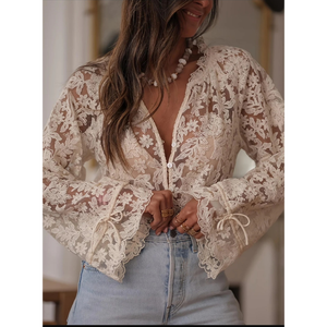 เสื้อเชิ้ตผ้าลูกไม้ลายดอกไม้โปร่งบางสไตล์วินเทจ ติดกระดุม พร้อมแขนระบายทรงระฆัง - Product Image 2